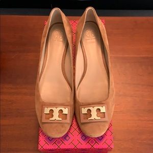 Tory Burch Gigi Suede Pump Tan